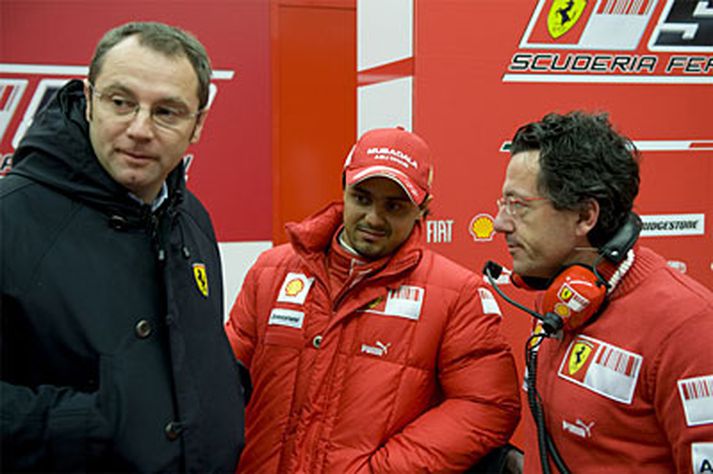 Felipe Massa og forráðamenn Ferrari ræða málin fyrir komandi tímabil.