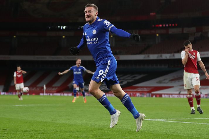 Jamie Vardy fagnar sigurmarki Leicester á móti Arsenal í gær.