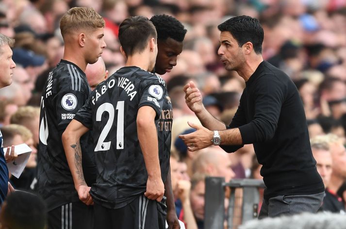 Mikel Arteta ræðir við varamennina þrjá sem hann setti inn á gegn Manchester United.