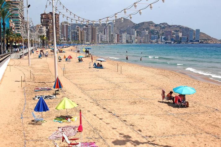 Áhrif kórónuveirufaraldursins sjást greinilega á nær auðri Poniente-ströndinni á Benidorm þessa dagana. Veiran og aðgerðir gegn henni eru orsök gríðarlegs efnahagssamdráttar á Spáni og í Evrópu.