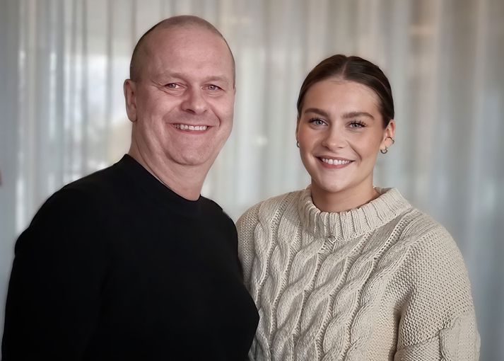 Elsa Albertsdóttir, Skyndihjálpamaður ársins 2021, og Albert Eðvaldsson, faðir hennar. 