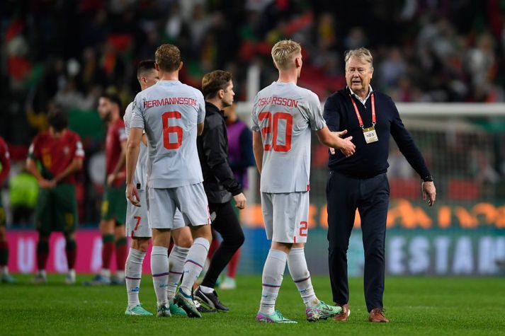 Åge Hareide tekur í spaðann á leikmönnum sínum eftir síðasta mótsleik Íslands, gegn Portúgal í nóvember. Næst á dagskrá er leikur við Ísrael, í Búdapest, sem Hareide líst ekki allt of vel á í ljósi stríðsins á Gasa.