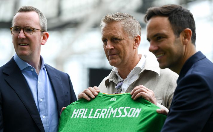 Heimir ásamt yfirmönnum sínum David Courell og Marc Canham.