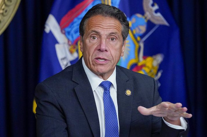 Það er heitt undir Andrew Cuomo, ríkisstjóra New York, þessa dagana.