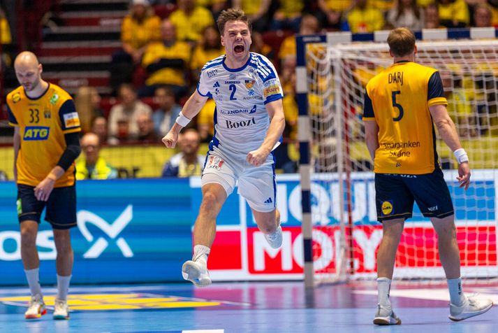 Óðinn Þór Ríkharðsson og félagar í íslenska landsliðinu gátu verið hoppandi glaðir með frammistöðuna í stórsigrinum á Svíum í gærkvöldi.