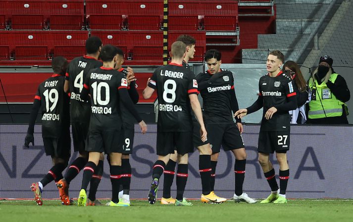 Leikmenn Leverkusen fagna sigurmarki sínu í kvöld.