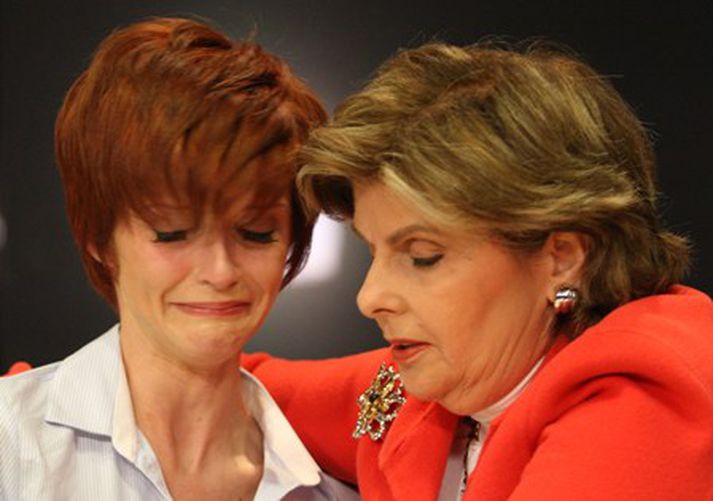 Veronica Siwik-Daniels ásamt Gloria Allred lögfræðingi sínum. Mynd/ AFP.