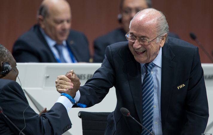 Sepp Blatter rífur í spaðann á Issa Hayatou.
