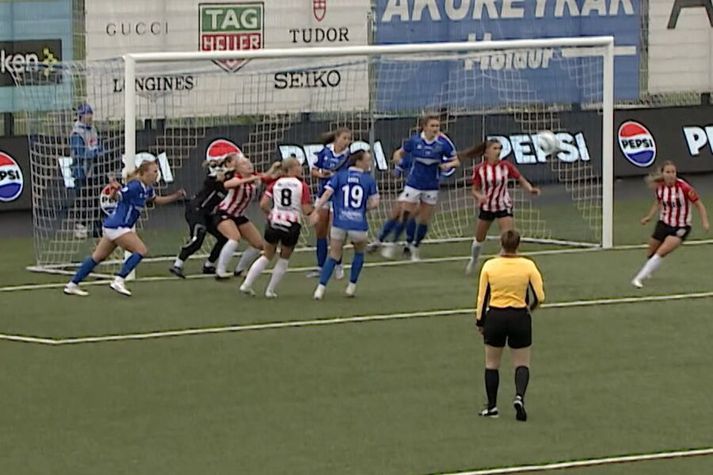 Elaina Carmen La Macchia togar hér Sæunni Björnsdóttur niður á hárinu.