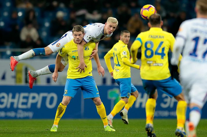 Björn Bergmann í baráttunni við Hörð Björgvin Magnússon