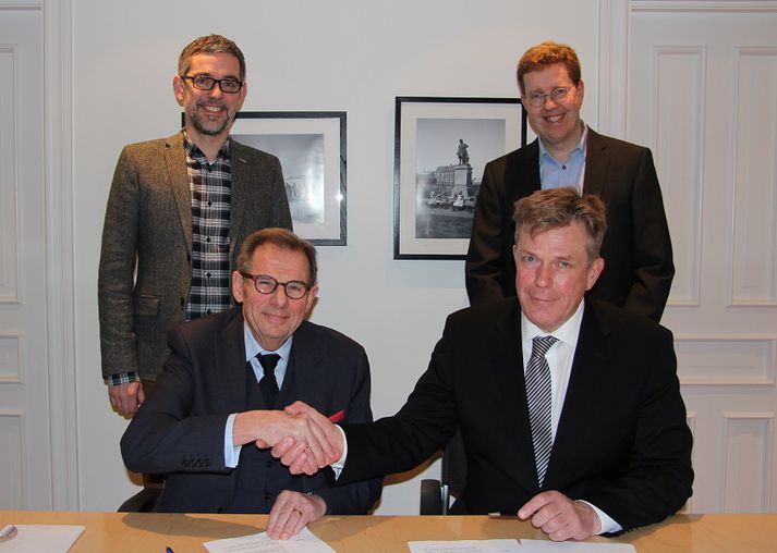 Þórður Magnússon, stjórnarformaður Eyrir Invest og formaður fjárfestingaráðs Eyris Sprota, og Höskuldur H. Ólafsson, bankastjóri Arion banka, við undirritun samkomulagsins. Með á myndinni eru Einar Gunnar Guðmundsson, sérfræðingur á sviði nýsköpunar hjá Arion banka, og Örn Valdimarsson, framkvæmdastjóri Eyris Sprota.