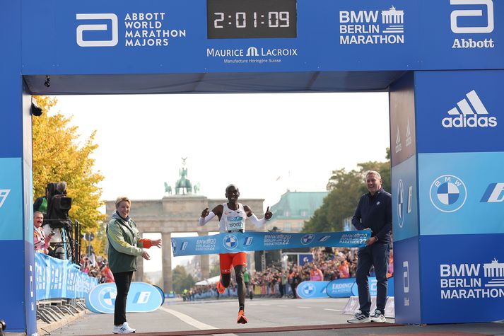 Kipchoge kemur í mark á nýju heimsmeti í Berlín.