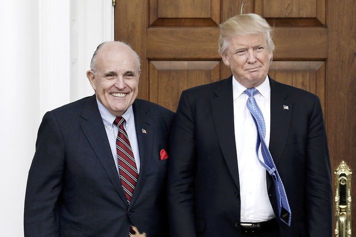 Leyniþjónustan varaði Trump við því að Rússar notuðu Rudy Giuliani, persónulegan lögmann hans, (t.v.) til að koma fölskum upplýsingum í umferð.