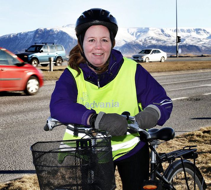 Kristín Þórðardóttir er nýflutt heim frá Danmörku og á ekki bíl. Hún fær samgöngustyrk frá vinnuveitandanum og hjólar eða tekur strætó í vinnuna.
fréttablaðið/gva