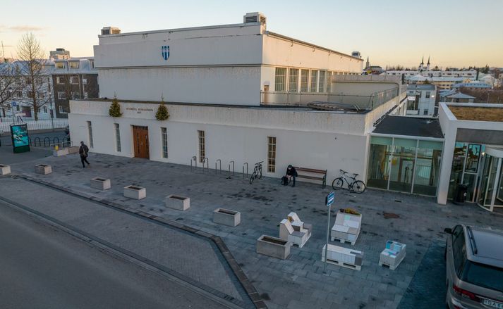 Um hvaða sundhöll ræðir er ekki tekið fram en hér er Sundhöll Reykjavíkur.
