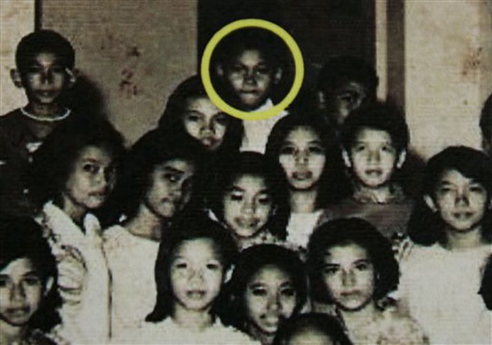 Barack Obama (í hring)  á hópmynd með bekkjarsystkinum sínum í Indónesíu.