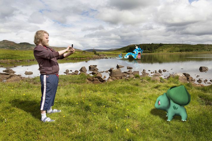 Leikurinn er spilaður í gegnum myndavél símans og á skjánum birtast Pokémon-fígúrurnar. Hér hefur vatnafígúrum verið bætt við myndina þar sem Pokémonarnir finnast á ólíkum stöðum sem taka mið af aðstæðum. 