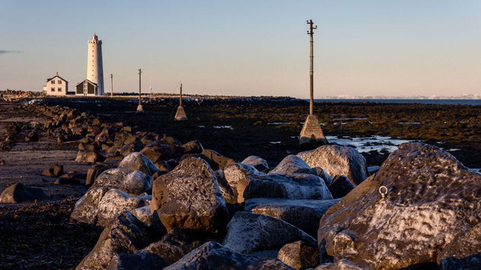 Kólnandi veður og víða bjart