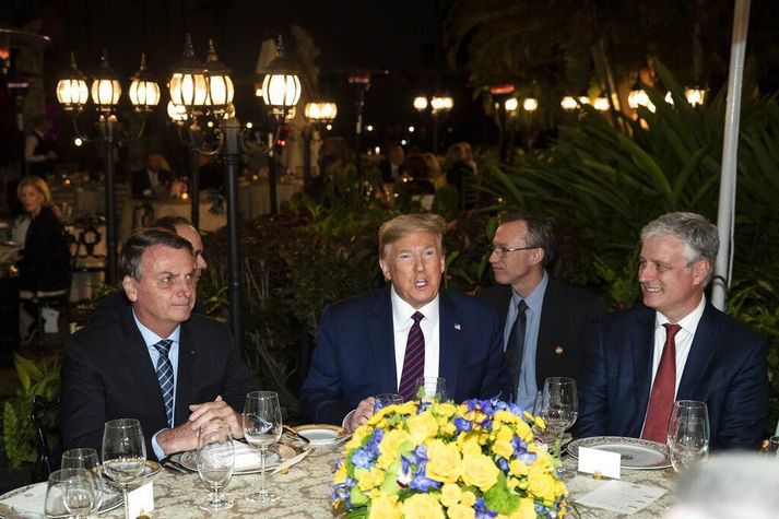 Trump með Bolsonaro Brasilíuforseta (t.v.) og Robert O'Brien, þjóðaröryggisráðgjafa sínum, (t.h.) yfir kvöldverði í Mar-a-Lago-klúbbnum á laugardagskvöld.