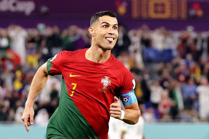 Cristiano Ronaldo fagnar hér sögulega markinu sínu á HM í Katar í gær.