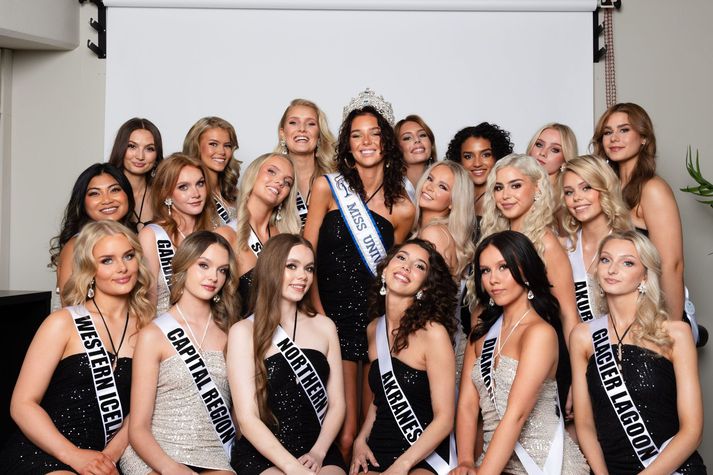 Glæsilegur hópur stúlkanna sem keppa um titilinn Miss Universe Iceland í ár ásamt sigurvegaranum frá því í fyrra.