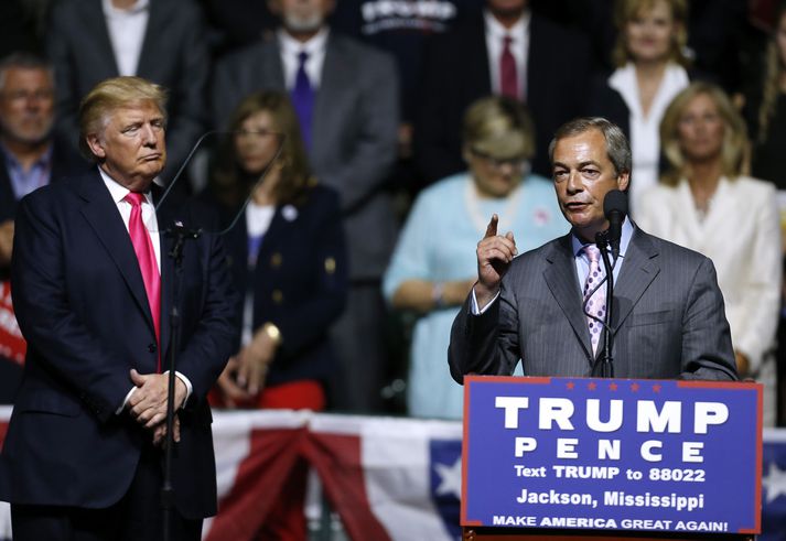 Hér eru Trump og Farage á kosningafundi hins fyrrnefnda árið 2016.