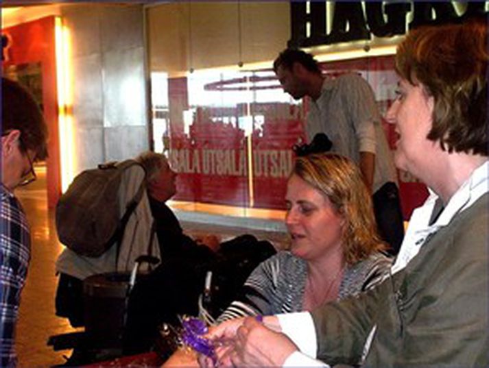 MS-félagið er meðal annars að selja armbönd í verslunarmiðstöðvum.