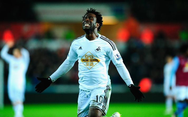 Bony fagnar marki fyrir Swansea, líklega eftir sendingu frá Gylfa