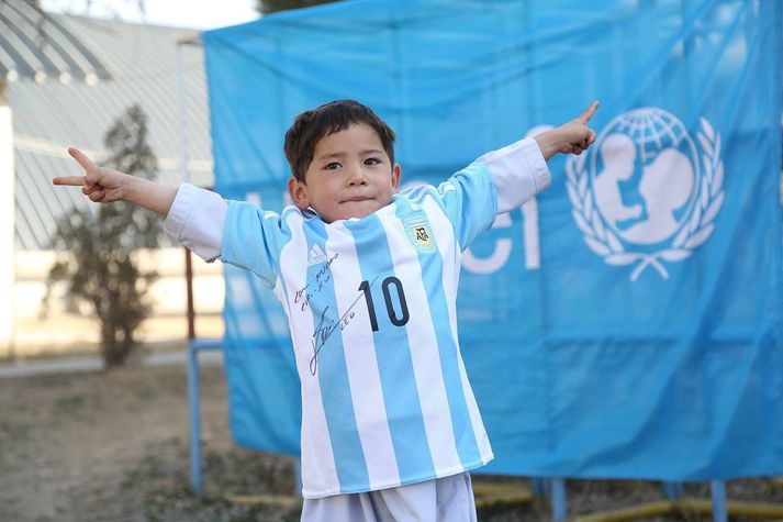 Murtaza Ahmadi í treyju frá Lionel Messi.