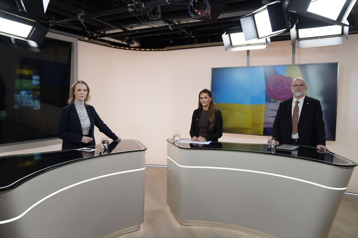 Elín Margrét Böðvarsdóttir ræðir við viðmælendur í setti í beinni útsendingu um stuðning Íslands við Úkraínu. 