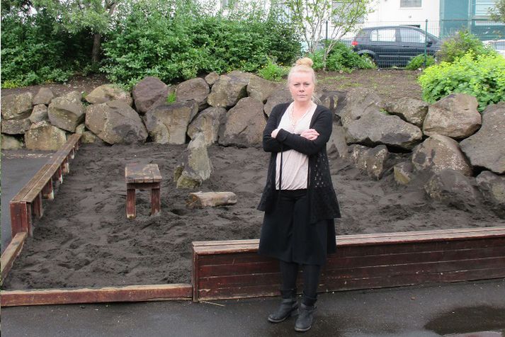 Hér stendur Halldóra við sandkassann sem um ræðir en hann er við Seljaveg á þeim hluta leikskólans sem kallast Dvergasteinn.