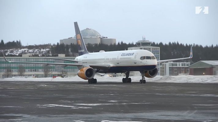 Boeing 757-þota Icelandair á Reykjavíkurflugvelli í gær.