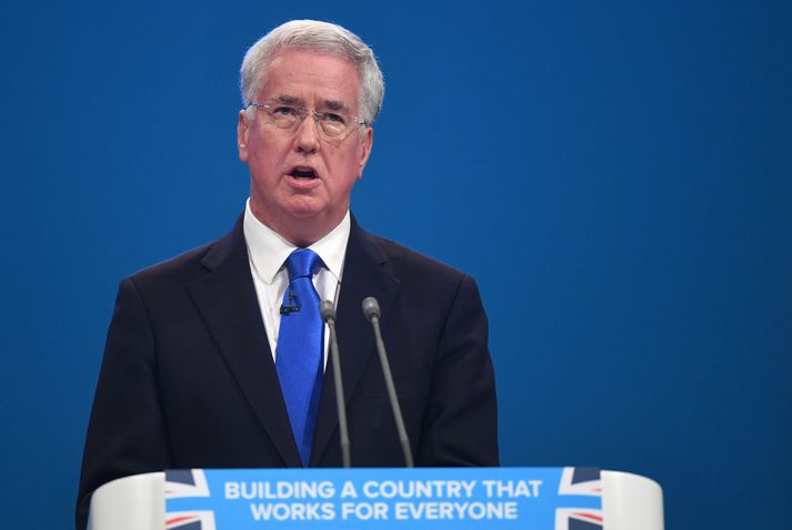 Sir Michael Fallon viðurkennir að hafa hegðað sér ósæmilega.