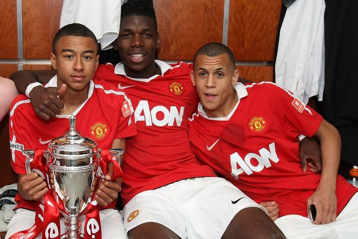 Ravel Morrison með þeim Jesse Lingard og Paul Pogba eftir að átján ára lið Manchester United varð meistari.