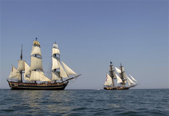 HMS Bounty og USS Niagara á siglingu á Erie vatni.