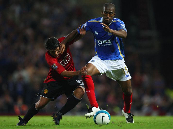 Sylvain Distin, varnarmaður Portsmouth, sést hér í baráttu við Argentínumanninn Carlos Tevez hjá Manchester United í leik liðanna á miðvikudag.