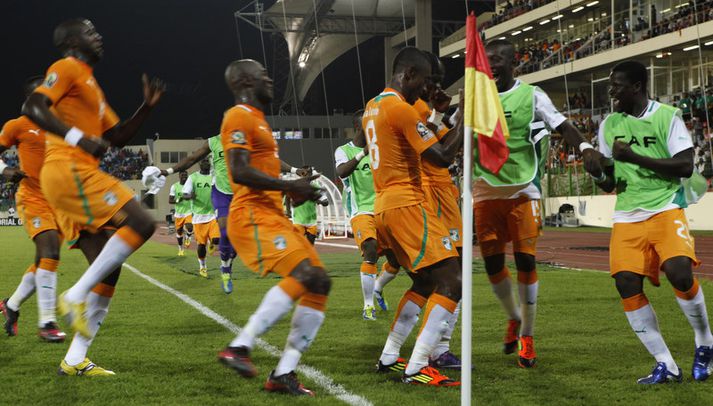 Salomon Kalou fagnar marki sínu með félögum sínum.