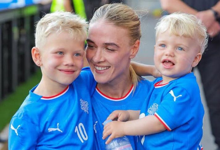 Dagný Brynjarsdóttir með sonum sínum Brynjari Atla og Andreas Leó Ómarssonum eftir leik á Evrópumótinu í Sviss. Það eru ekki margar tveggja barna mæður sem komast á stórmót.