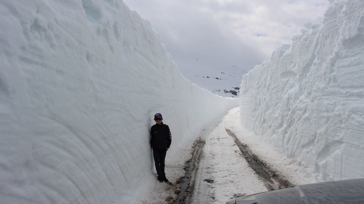 Snjóveggirnir á Mjóafjarðarheiði eru um fjórir metrar þar sem þeir eru hæstir.