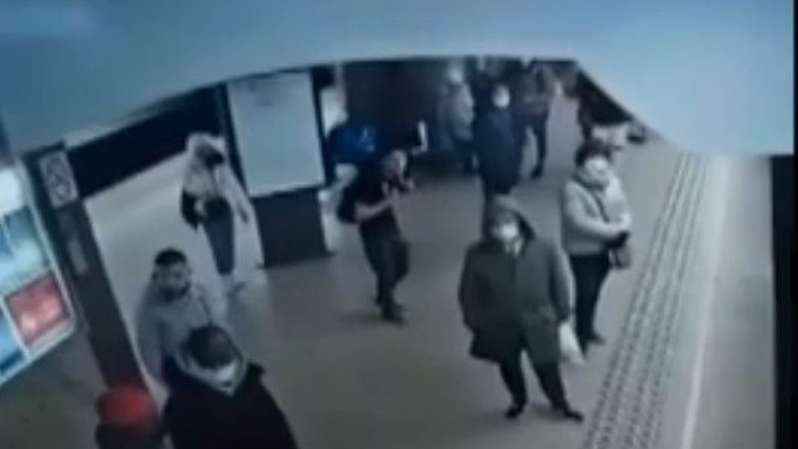 Парень столкнул девушку под поезд. Мужчина столкнул девочку в метро. Мужчина столкнул мальчика в метро видео. В метро толкнули человека под поезд.
