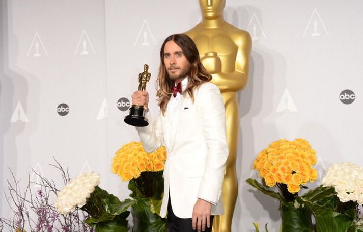 Jared Leto með Óskarsverðlaunastyttuna sem hann hlaut fyrir leik sinn í kvikmyndinni The Dallas Buyers Club.