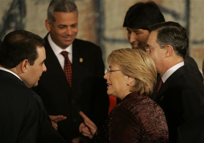 Forsetar fimm Suður-Ameríkuríkja ræðast við: forsetar Chíle, Kólumbíu, Bólivíu, Panama og El Salvadors.