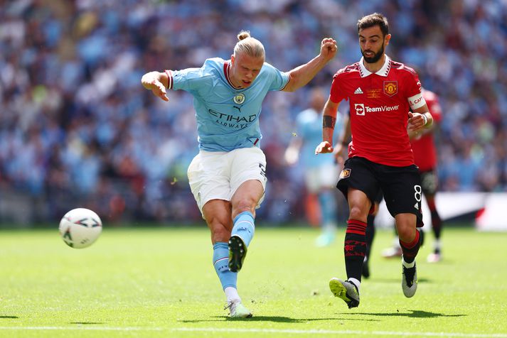 Manchester City og Manchester United eigast við í stórleik helgarinnar í enska boltanum í dag.