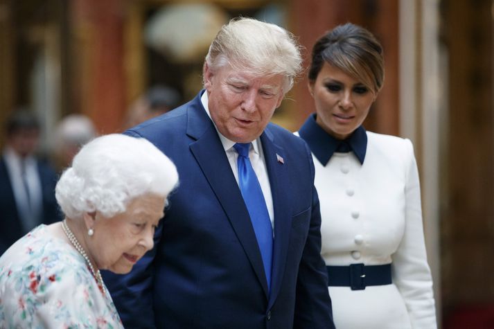Elísabet Englandsdrottning, Donald Trump Bandaríkjaforseti og Melania Trump forsetafrú í skoðunarferð um Buckingham höll.