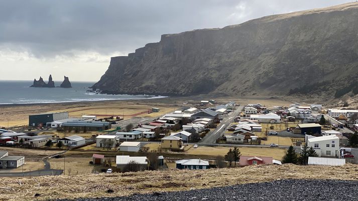 Frá Vík í Mýrdal en eldsvoðinn kom upp á bæ í hreppnum. Allt tiltækt slökkvilið í Vík var kallað út vegna eldsins.