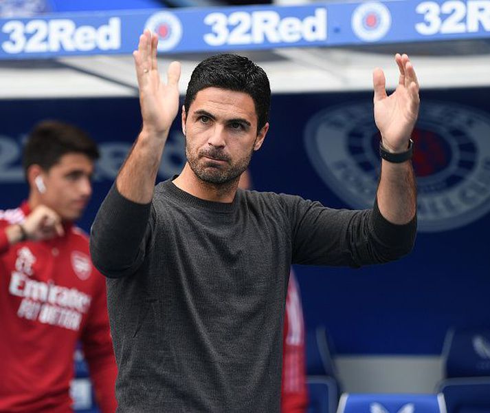 Arteta klappar fyrir stuðningsmönnum Rangers eftir leikinn í gær.