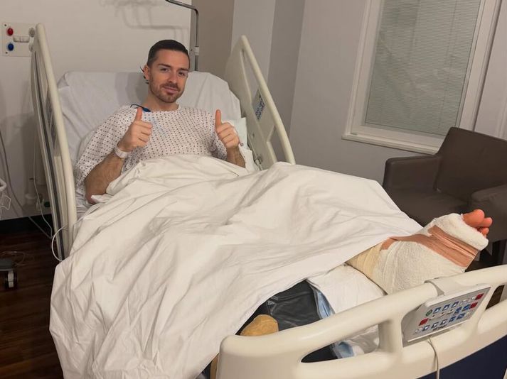 Jack Grealish birti þessa mynd af sér í sjúkrarúminu.