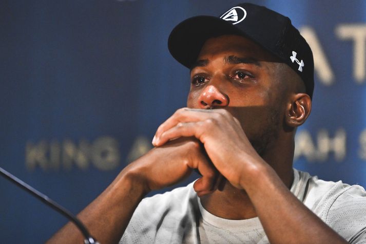 Hnefaleikakappinn Anthony Joshua vottaði tveimur nánum vinum sínum, Latif Ayodele og Sina Ghami, virðingu sína í tilfinningaþrunginni samfélagsmiðlafærslu eftir sameiginlega útför þeirra.