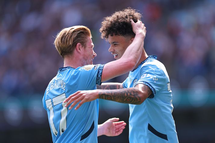 Kevin De Bruyne fagnar með Nico O'Reilly sem skoraði sitt fyrsta mark í ensku úrvalsdeildinni í dag.