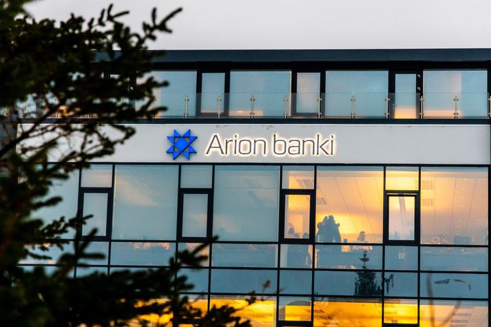 Útibúum Arion banka verður lokað á morgun, en sextíu prósent starfsfólks bankans eru konur.